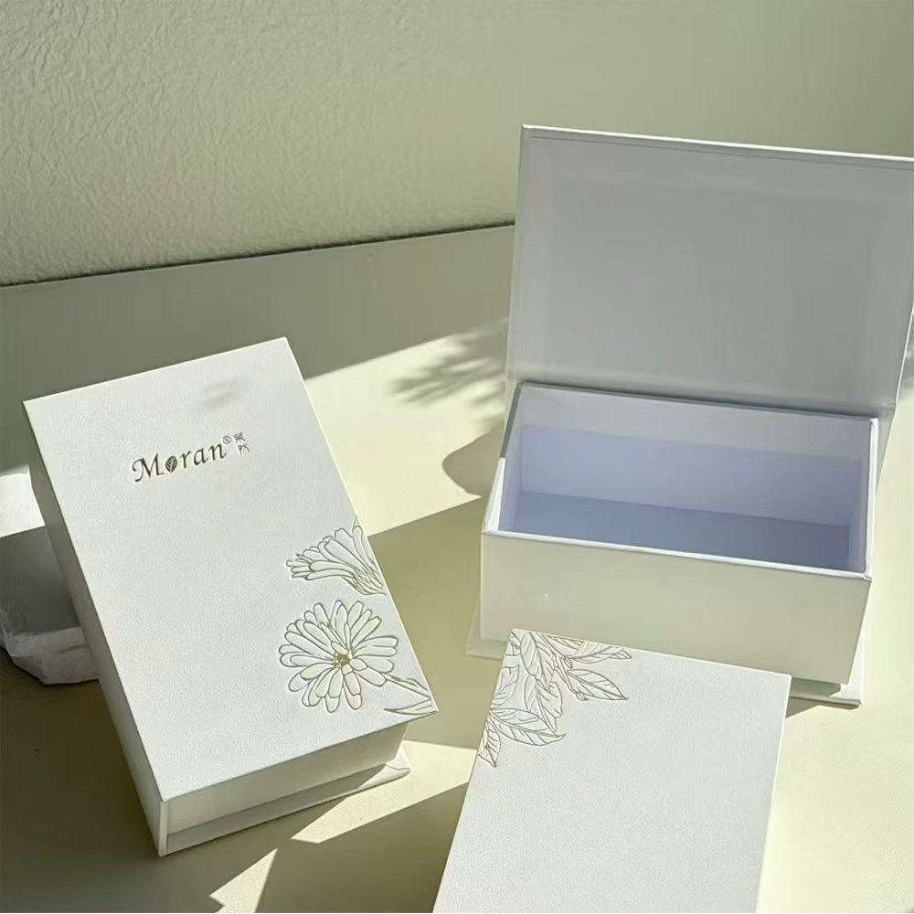 Luxury magnetic flip book style packaging box in white rigid paper, suitable for jewelry and gift packaging