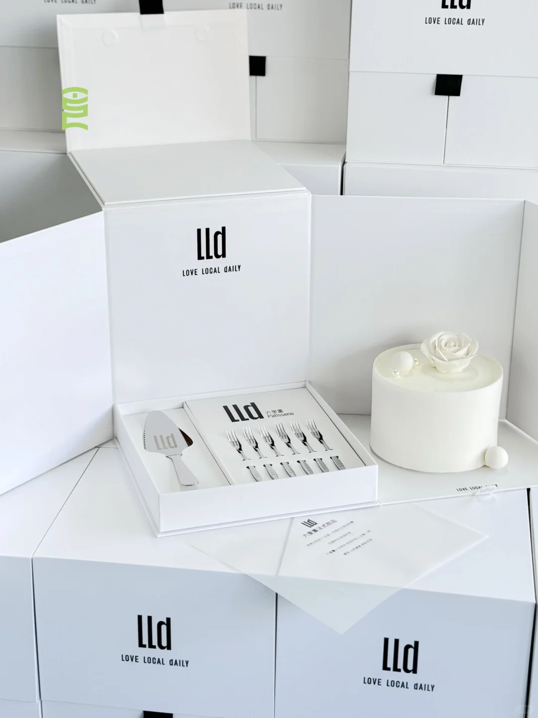 Flat pack magnetic cake box designed for easy packing and reduced shipping cost