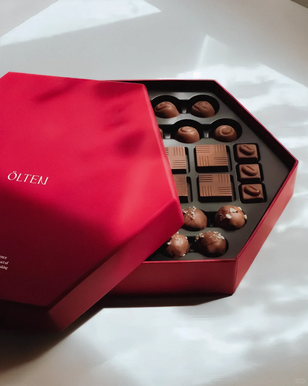 Luxury hexagon chocolate packaging box with premium insert tray