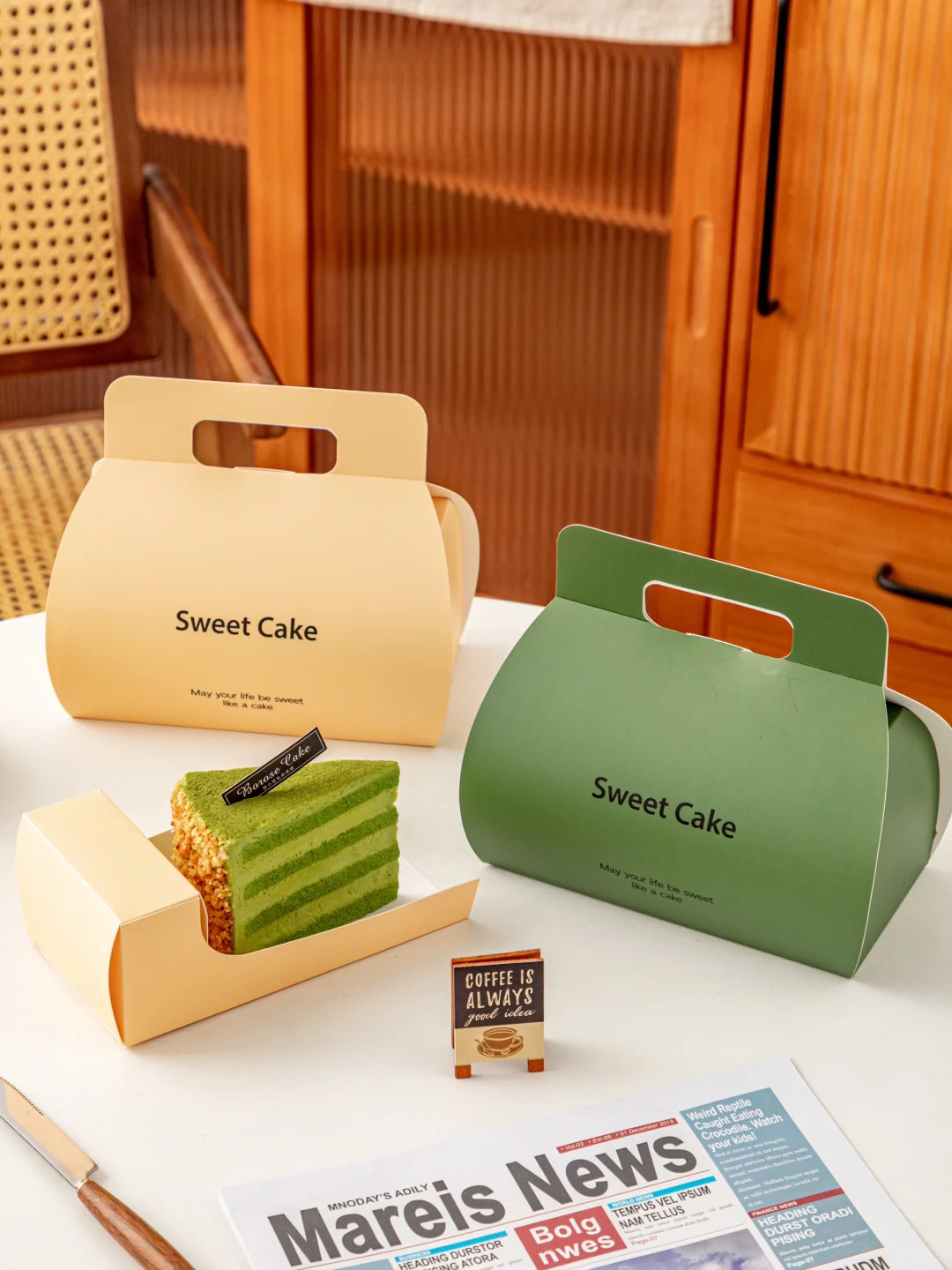 Paper cake box with handle for bakery and dessert packaging