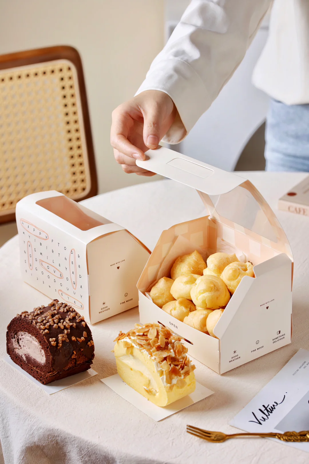 Paper window food box for bakery and dessert packaging